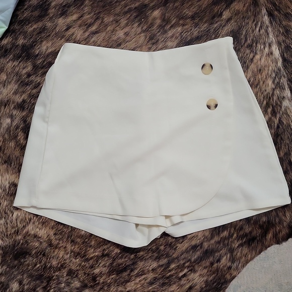 Cream skort - Picture 1 of 6